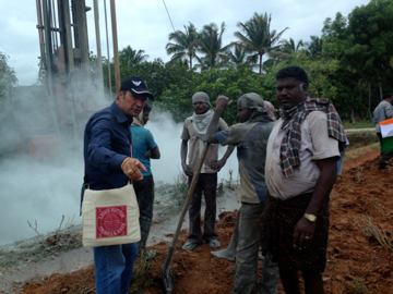05-07-2013 - Dettaglio dei lavori di perforazione del terreno per il pozzo dell’acqua