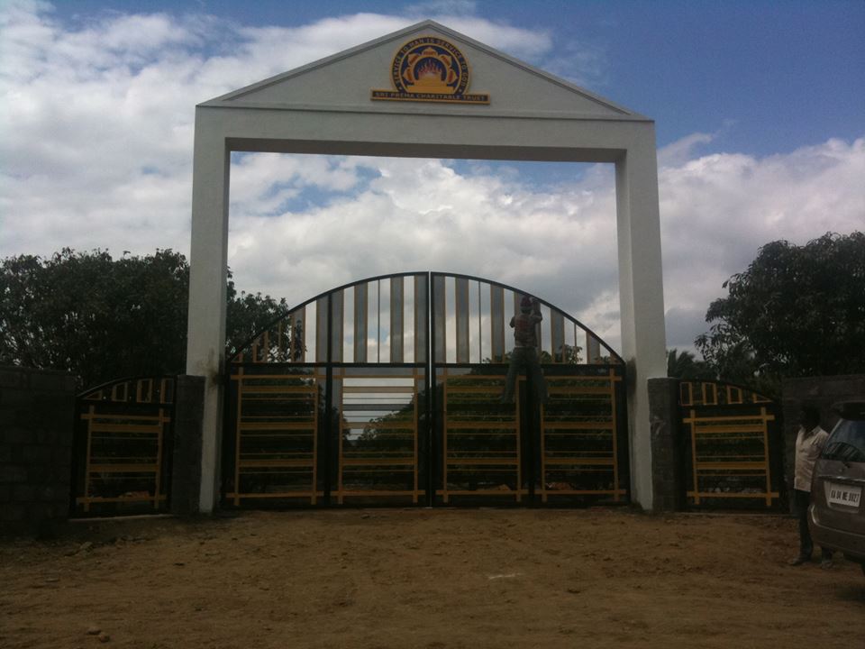 21-08-2013 - The village gate