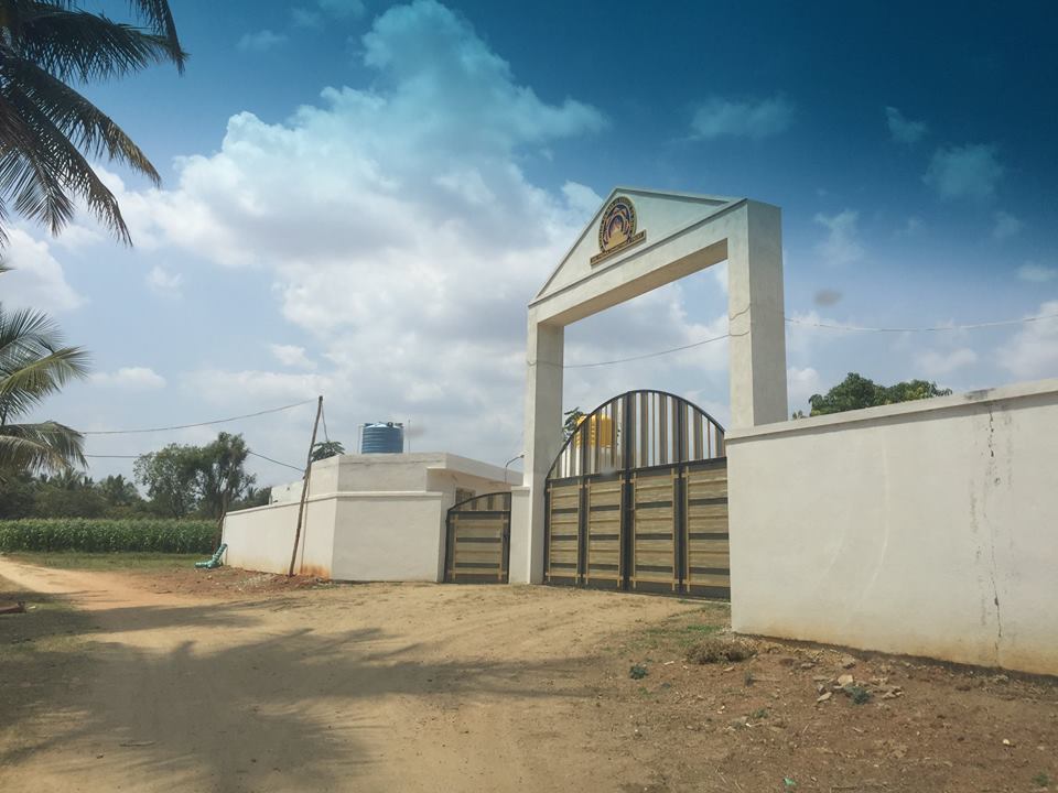 27-06-2017 - The village gate, front view.
